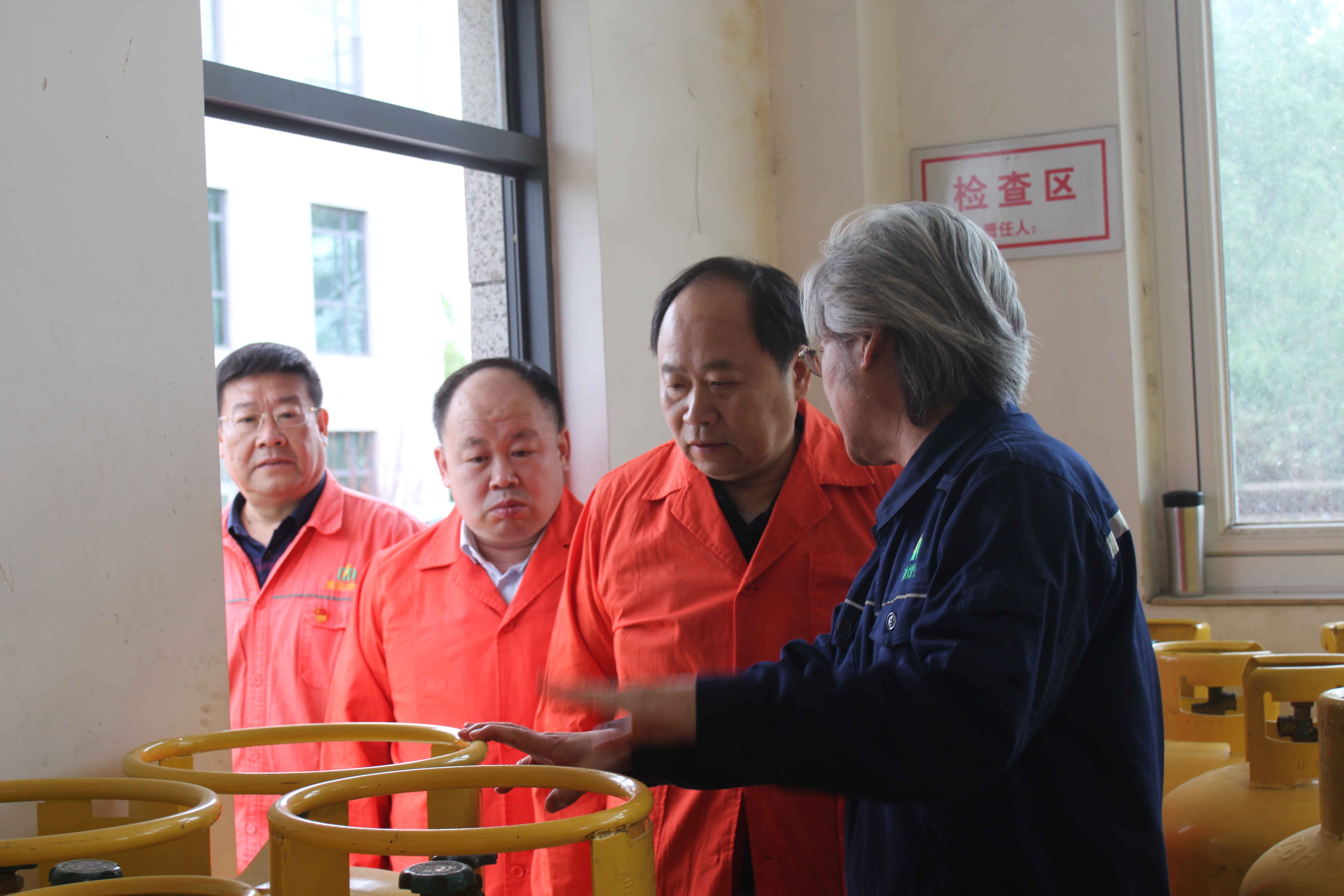 tqb谈球吧汪德刚书记调研督导五一节前安全生产和企业经营工作(图3)
